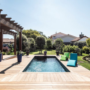 Inspiration pour une piscine sur une terrasse en bois arrière méditerranéenne rectangle.