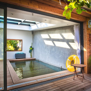 Ispirazione per una piscina coperta minimal rettangolare di medie dimensioni con pedane