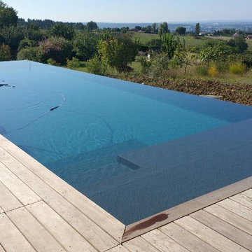 Extension d'une maison et construction d'une piscine à débordement