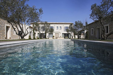 Foto de piscina alargada actual grande rectangular en patio