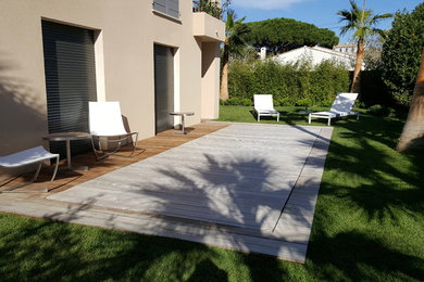 Aménagement d'un couloir de nage méditerranéen de taille moyenne et rectangle avec une terrasse en bois.