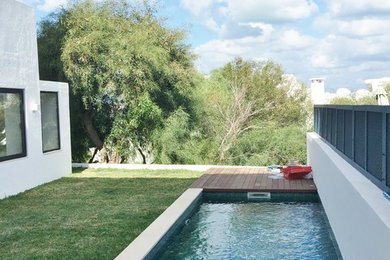 Источник вдохновения для домашнего уюта: большой спортивный, прямоугольный бассейн на заднем дворе в современном стиле с настилом