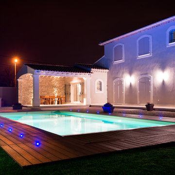 Jardin avec piscine et terrasse couverte