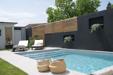 Inspiration för små moderna pooler på baksidan av huset, med kakelplattor