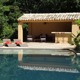 Idée de décoration pour une piscine arrière méditerranéenne de taille moyenne avec des pavés en pierre naturelle.