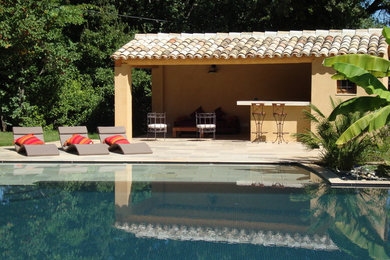 Idée de décoration pour une piscine arrière méditerranéenne de taille moyenne avec des pavés en pierre naturelle.