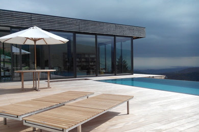 Design ideas for a contemporary swimming pool in Lyon.