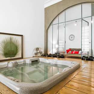 Idées déco pour une piscine asiatique de taille moyenne et rectangle avec un bain bouillonnant.