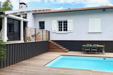 Idées déco pour un couloir de nage contemporain de taille moyenne et rectangle avec une cour et une terrasse en bois.