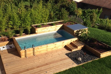 Cette photo montre une piscine hors-sol tendance rectangle et de taille moyenne.