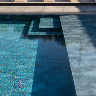 Immagine di una grande piscina minimal rettangolare dietro casa con pedane
