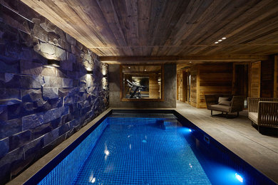 リヨンにあるラグジュアリーな中くらいなラスティックスタイルのおしゃれな屋内プール (天然石敷き) の写真