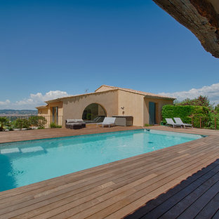 Idées déco pour une grand piscine arrière méditerranéenne rectangle.