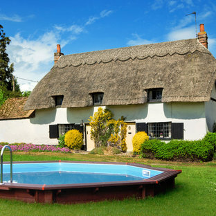 Idées déco pour des abris de piscine et pool houses arrière campagne rondes.