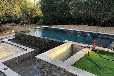 Aménagement d'une piscine contemporaine de taille moyenne et rectangle.