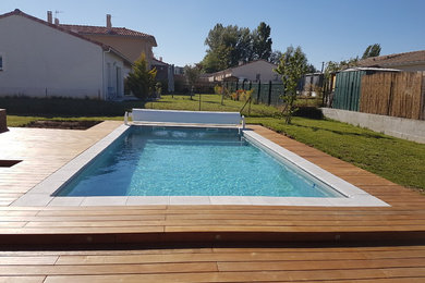 Idée de décoration pour une piscine minimaliste de taille moyenne.
