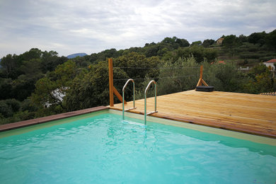Foto de piscina elevada de estilo de casa de campo de tamaño medio rectangular en patio con entablado