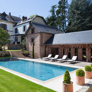 Idée de décoration pour une piscine arrière champêtre de taille moyenne et rectangle.