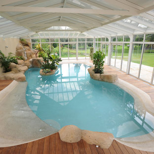 Aménagement d'une piscine exotique de taille moyenne et sur mesure.