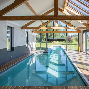 Réalisation d'une piscine minimaliste de taille moyenne.