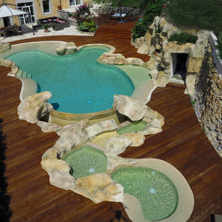 Foto di una grande piscina naturale stile marino personalizzata con pedane