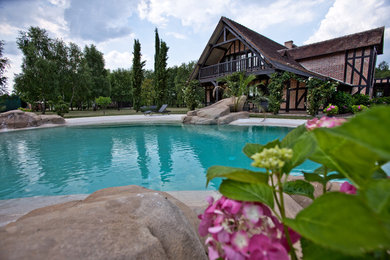 Inspiration pour une grande piscine naturelle traditionnelle sur mesure avec du béton estampé.