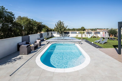 Inspiration pour un Abris de piscine et pool houses design de taille moyenne et sur mesure avec des pavés en pierre naturelle.