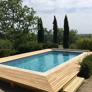 Immagine di una piscina fuori terra minimalista rettangolare davanti casa con pedane