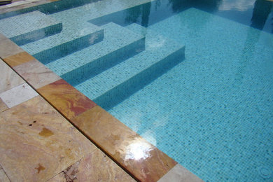 Idée de décoration pour une piscine design.