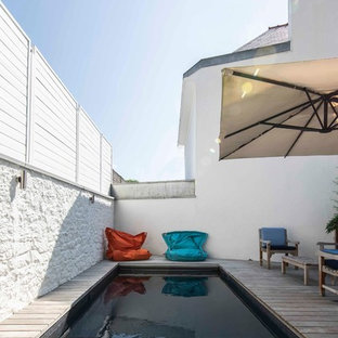 Esempio di una piccola piscina design rettangolare in cortile con pedane