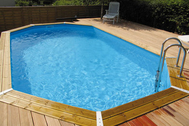 Cette image montre une piscine design.