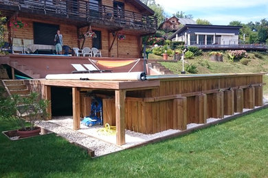 Aménagement d'une piscine moderne rectangle avec une terrasse en bois.