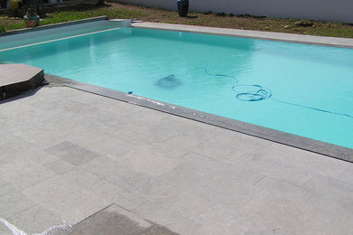 Réalisation d'une piscine design.