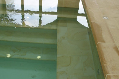 Exemple d'une piscine chic.