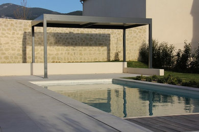 Pose d'une pergola gamme Essentiel au bord d'une piscine dans le Vaucluse