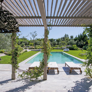 Idée de décoration pour une très grand piscine arrière champêtre rectangle avec du carrelage.