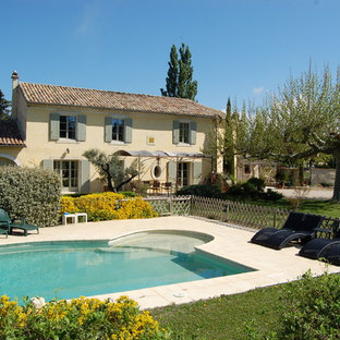 Cette photo montre une piscine arrière méditerranéenne de taille moyenne et sur mesure avec du carrelage.