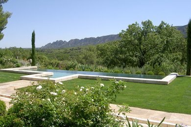 Inspiration pour une piscine à débordement méditerranéenne de taille moyenne et rectangle.