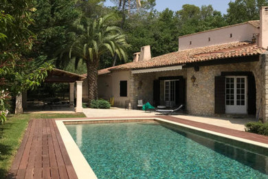 Cette photo montre une piscine moderne.