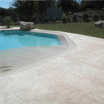 Sol en béton décoratif : pourtour de piscine en béton marqué, imitation pierre