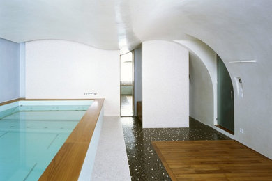 Idée de décoration pour une piscine intérieure design de taille moyenne et rectangle avec du carrelage.
