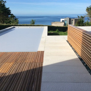 Ispirazione per una grande piscina fuori terra costiera rettangolare con pedane