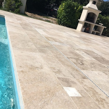 Terrasse et contour de piscine en travertin