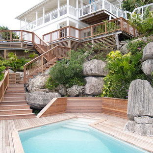 Idée de décoration pour une grand piscine arrière marine.