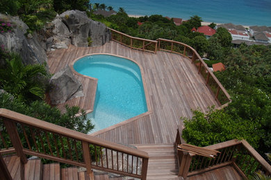 Idée de décoration pour une piscine marine avec une terrasse en bois.