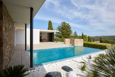 Exemple d'une grande piscine tendance rectangle avec une dalle de béton.