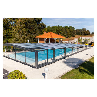 Un abri de piscine mi-haut qui repousse les limites de l’espace