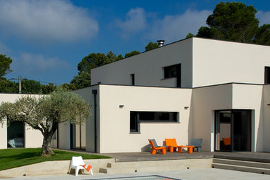 Inspiration för en funkis rektangulär pool framför huset, med betongplatta