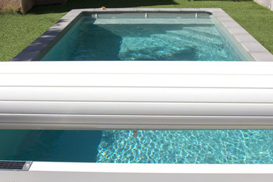 Cette image montre une piscine design de taille moyenne.