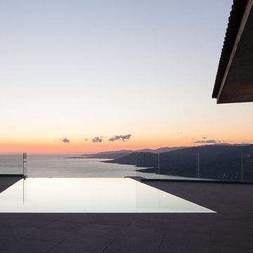 Une piscine vue sur la mer